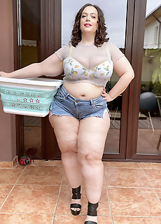 Mia Sweetheart: Oily To Bed