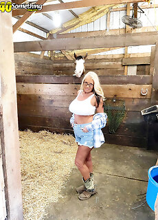 Bonus Photos: Down On The Farm With Maddie Cross